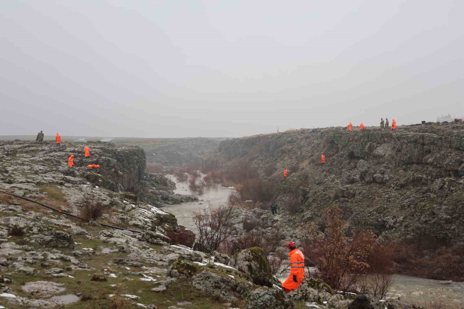 9 gündür kayıp olan kadının eşi Şeyhmus Kılıç: "Hepimizin psikolojisi bozuldu"
9 gündür kayıp olan kadının eşi Şeyhmus Kılıç: "Hepimizin psikolojisi bozuldu"