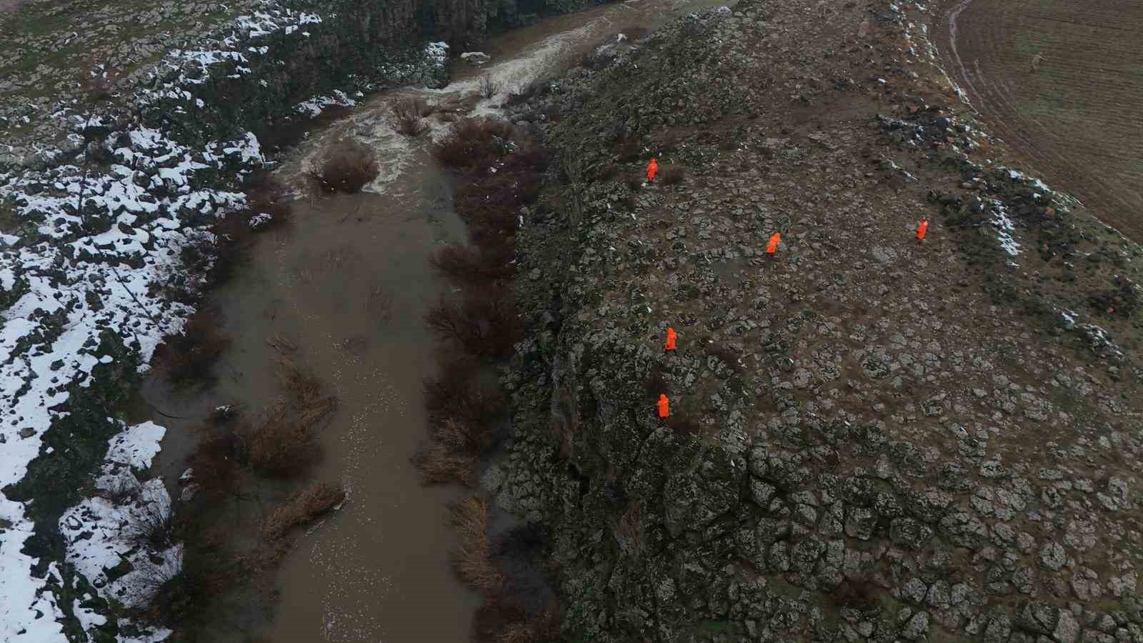 9 gündür kayıp olan kadının eşi Şeyhmus Kılıç: "Hepimizin psikolojisi bozuldu"
9 gündür kayıp olan kadının eşi Şeyhmus Kılıç: "Hepimizin psikolojisi bozuldu"