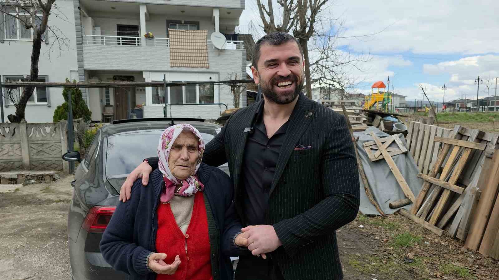 90 yaşındaki ninesiyle şiddete dikkat için Düzce’yi dolaştı
