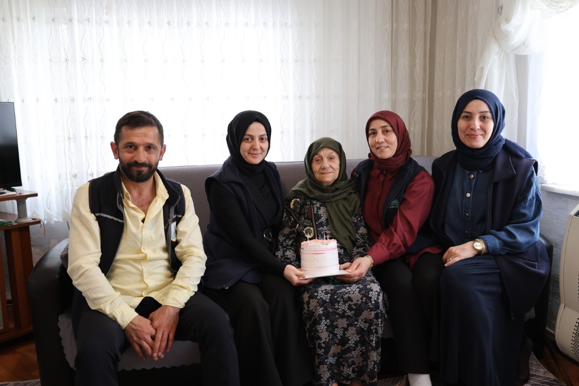 92 yaşındaki çınara doğum günü sürprizi
