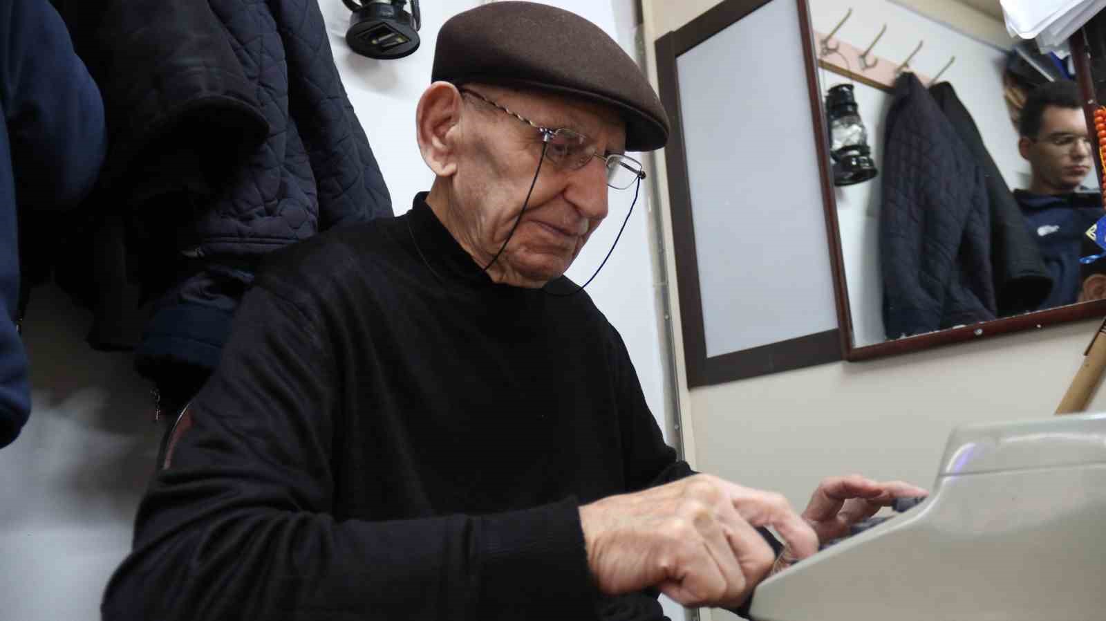 93 yaşındaki arzuhalci mesleğini ilk günkü aşkla sürdürüyor
