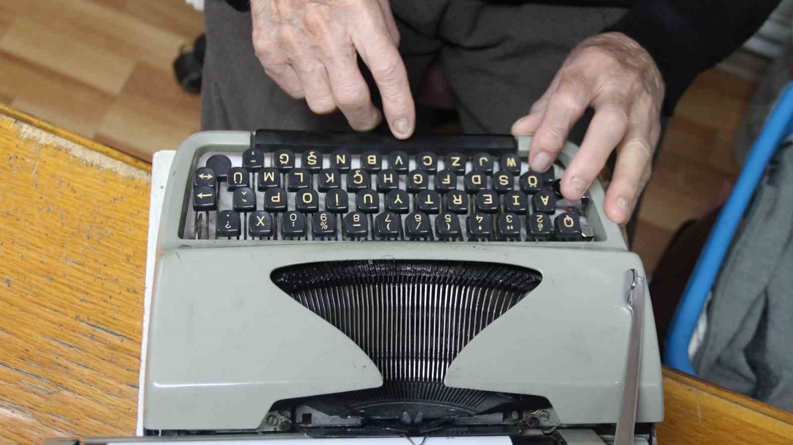 93 yaşındaki arzuhalci mesleğini ilk günkü aşkla sürdürüyor
