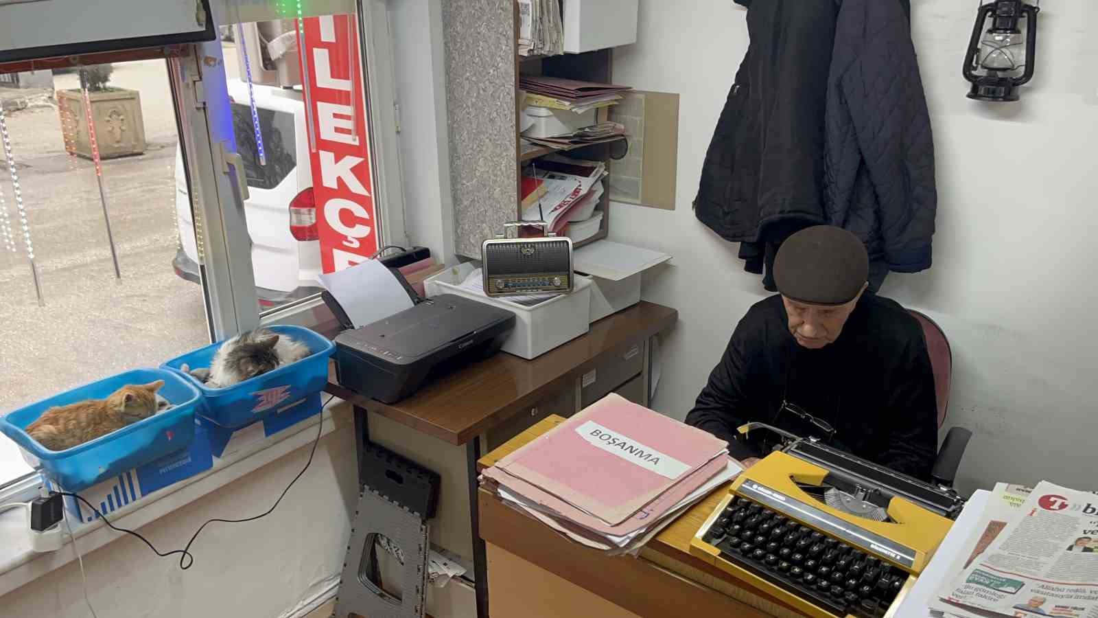 93 yaşındaki arzuhalci mesleğini ilk günkü aşkla sürdürüyor
