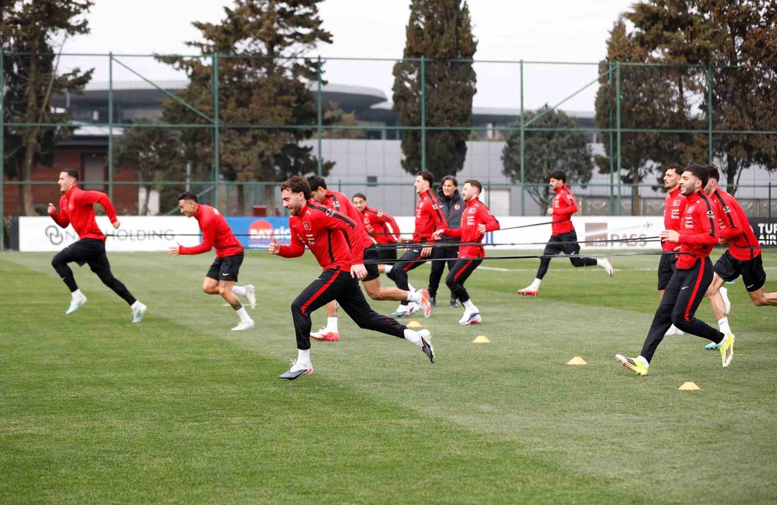 A Milli Futbol Takımı, Kosova maçı hazırlıklarına başladı
A Milli Futbol Takımı, Kosova maçı hazırlıklarına başladı