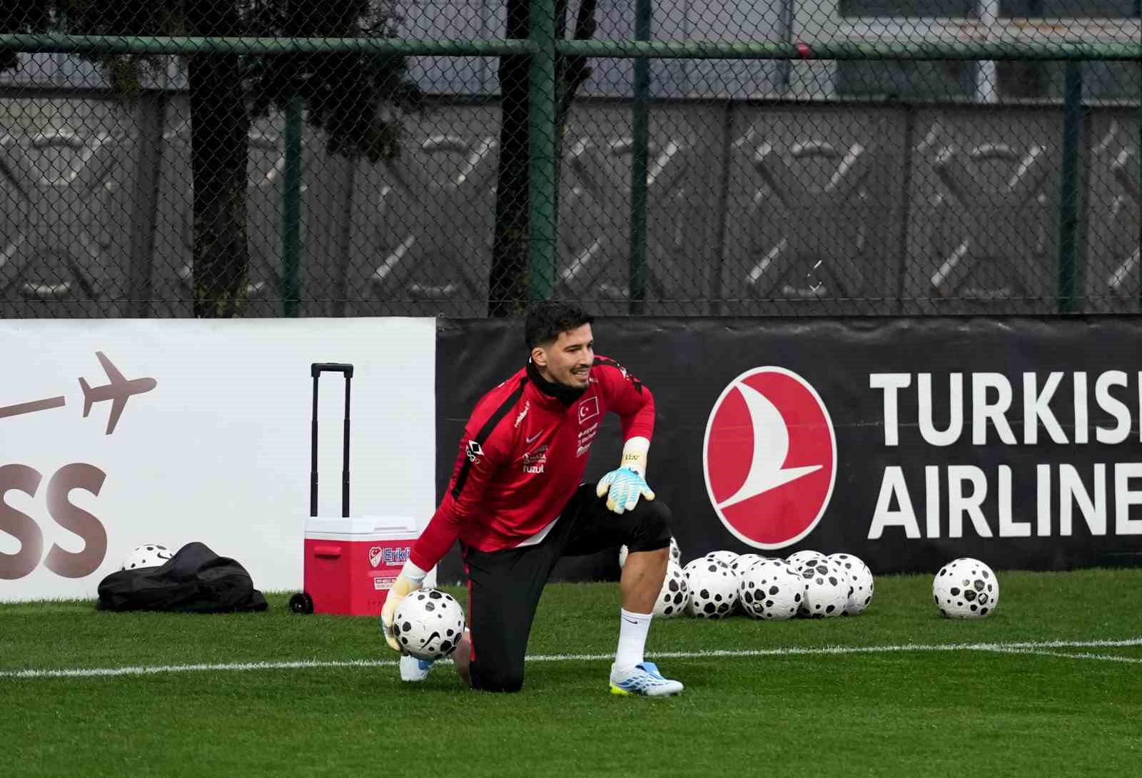 A Milli Futbol Takımı, Romanya maçı hazırlıklarını sürdürdü
