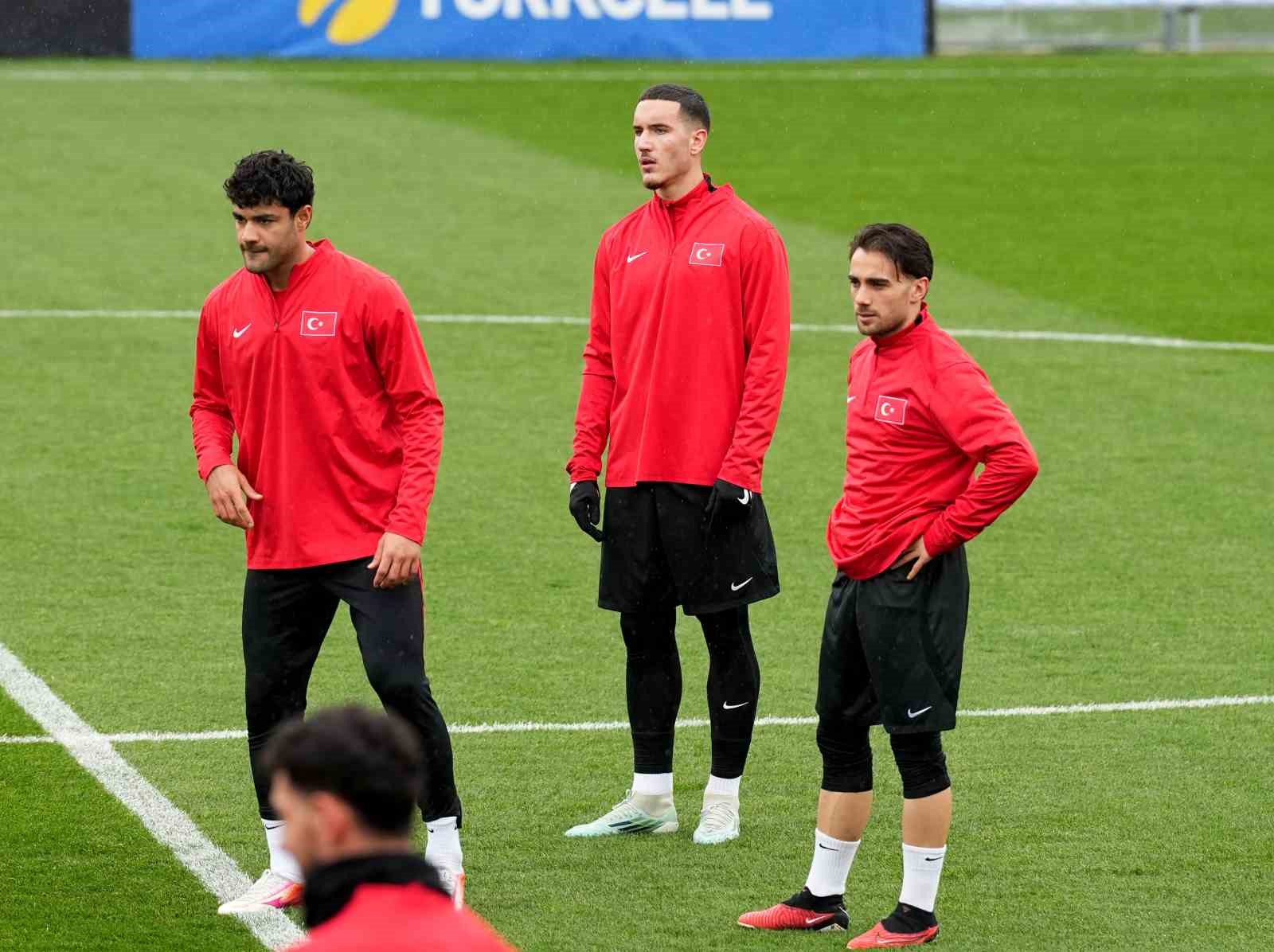 A Milli Futbol Takımı, yağmur altında çalıştı
