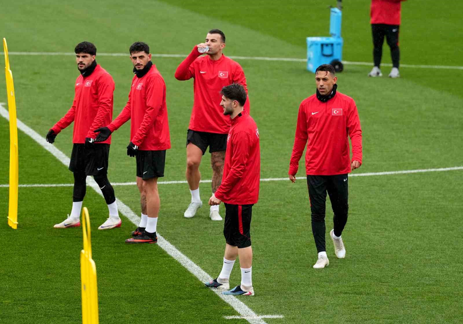 A Milli Futbol Takımı, yağmur altında çalıştı
