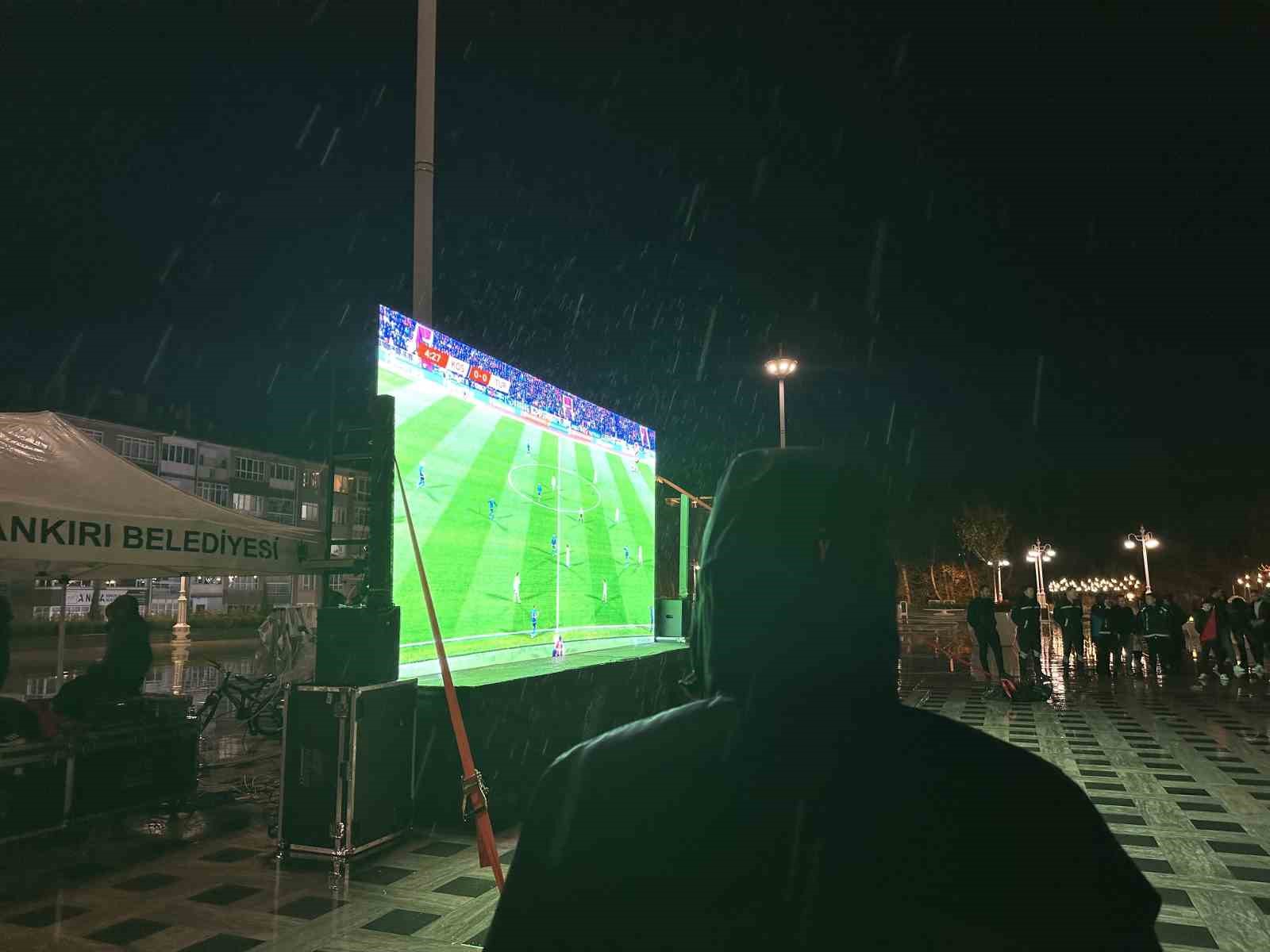A Milli Futbol Takımı’na yağmur altında destek
