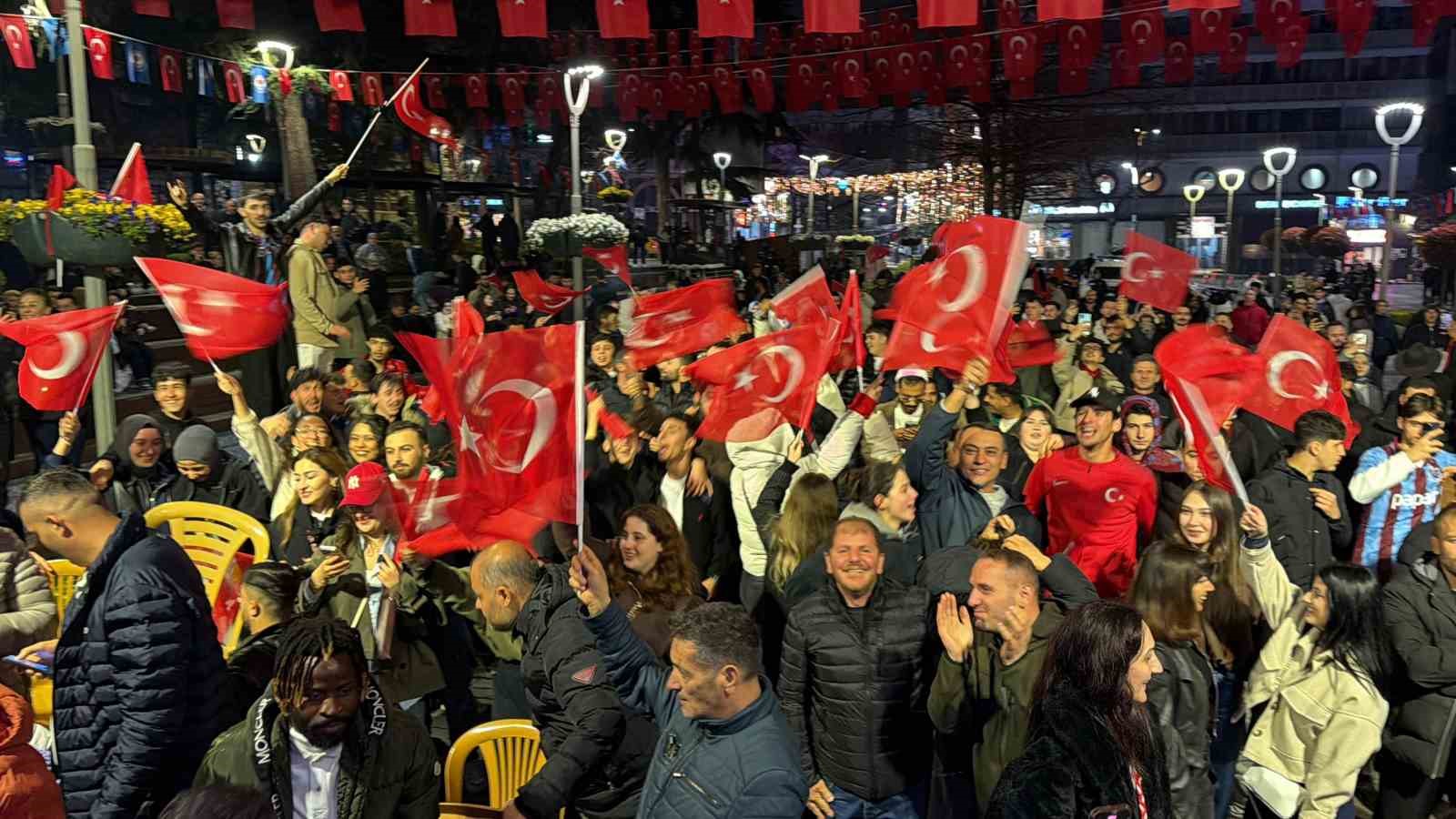 A Milli Futbol Takımı’nın, Dünya Kupası’na katılmaya hak kazanması Trabzon’da coşkuyla kutlandı
