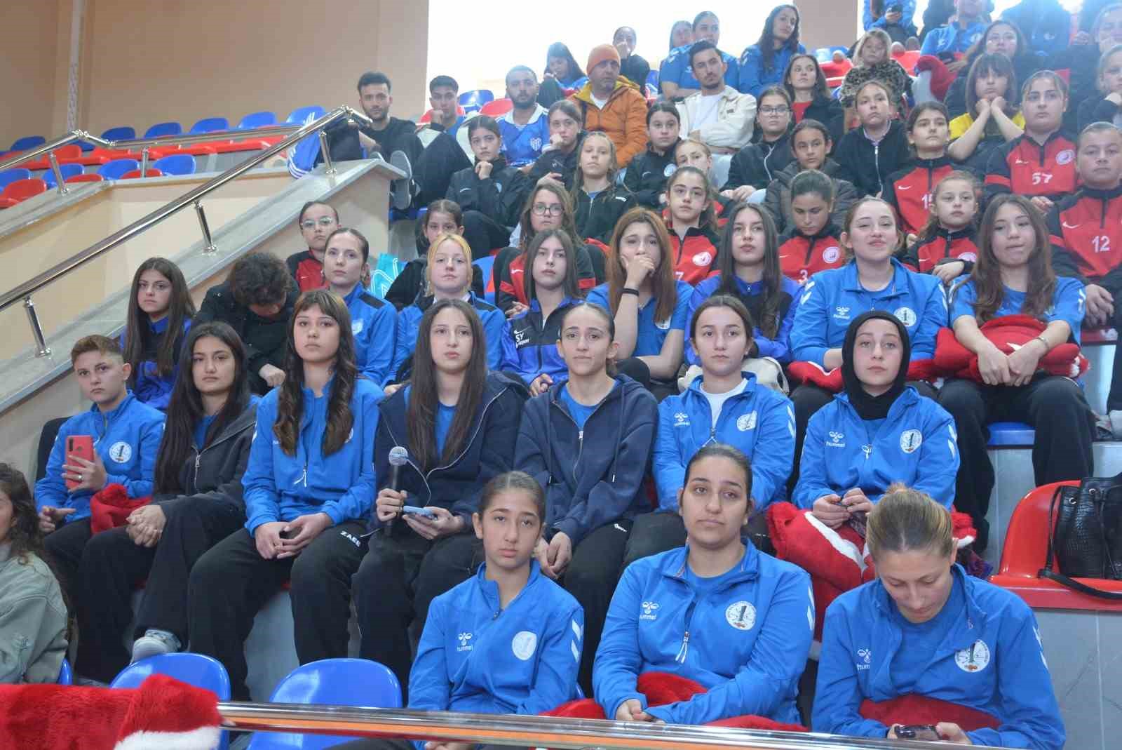 A Milli Kadın Futbol Takımı, Sinop’ta öğrencilerle buluştu

