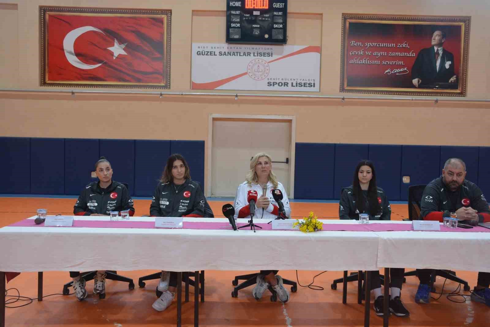 A Milli Kadın Futbol Takımı, Sinop’ta öğrencilerle buluştu
