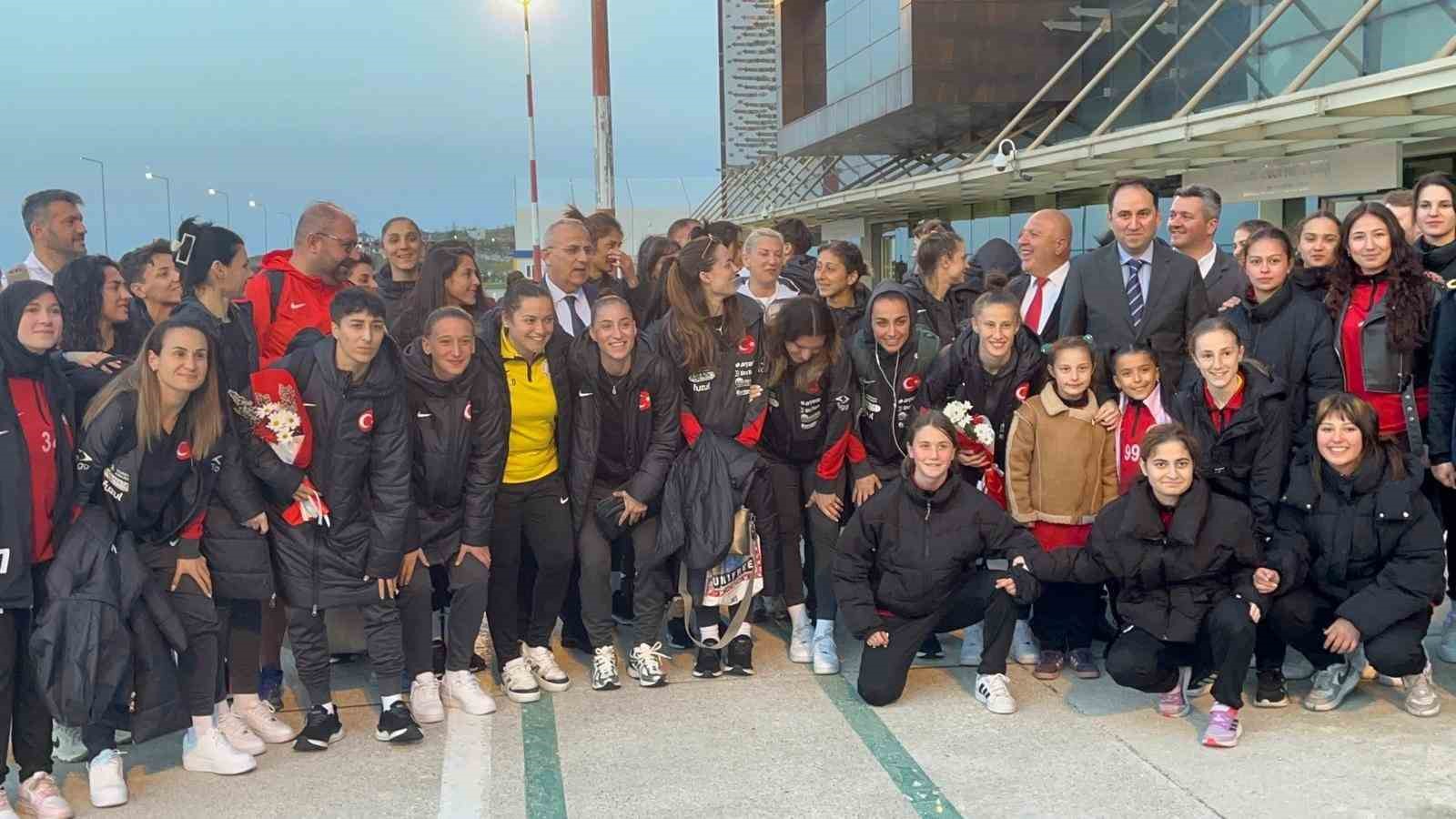 A Milli Kadın Futbol Takımı’na, Sinop’ta coşkulu karşılama
