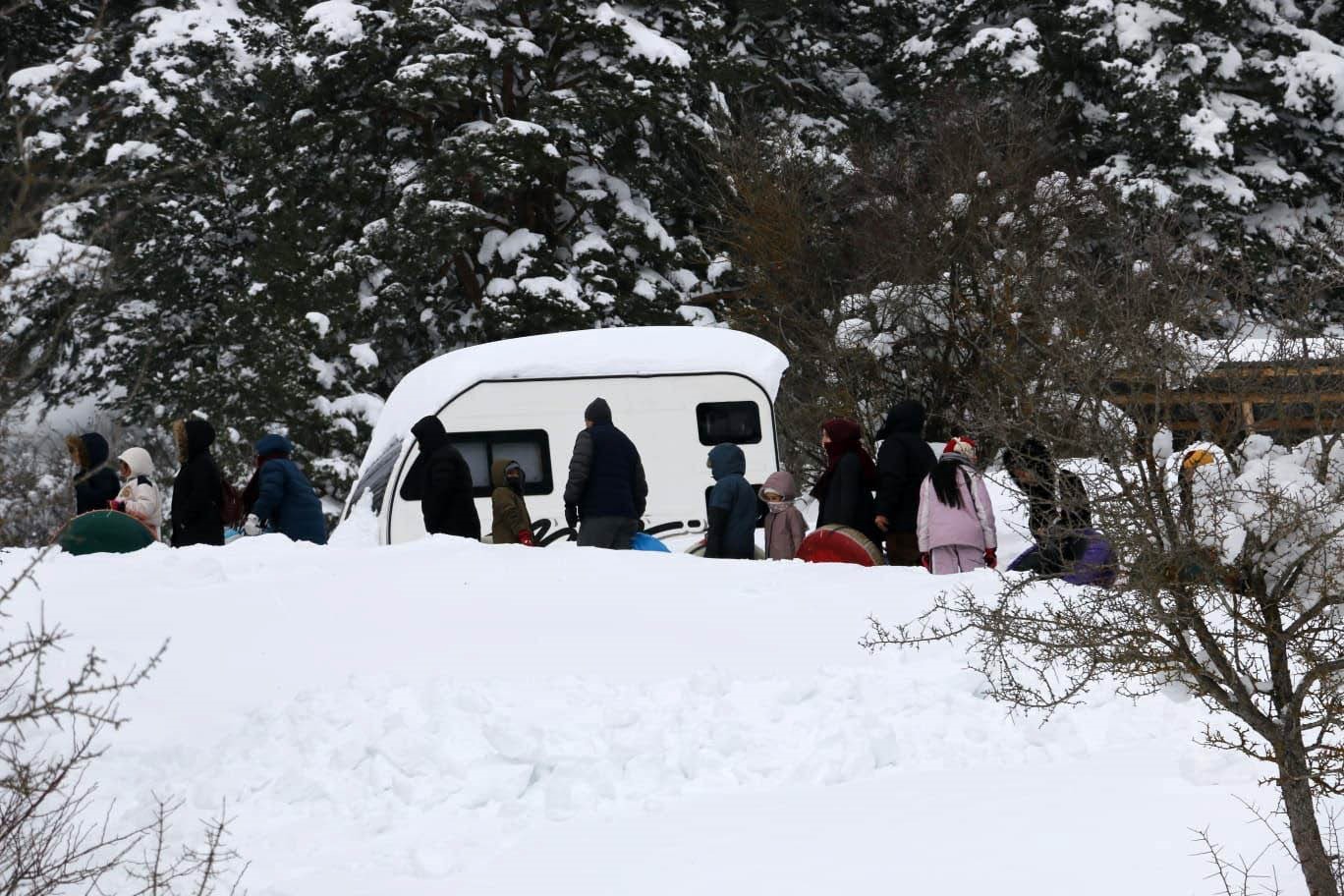 Abant’ta köylülerin hazırladığı pistte çocuklar şambrelle kaydı
