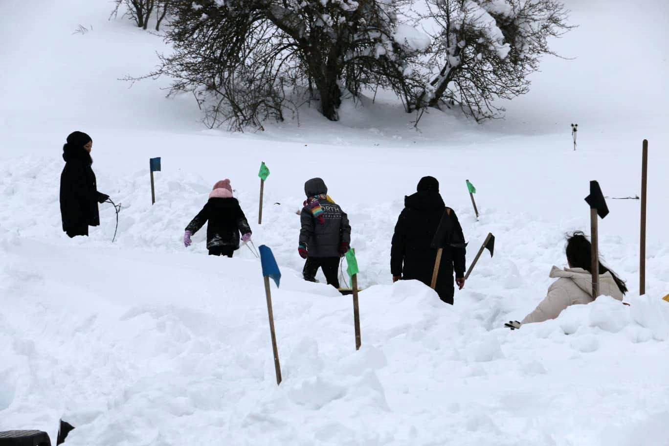 Abant’ta köylülerin hazırladığı pistte çocuklar şambrelle kaydı
