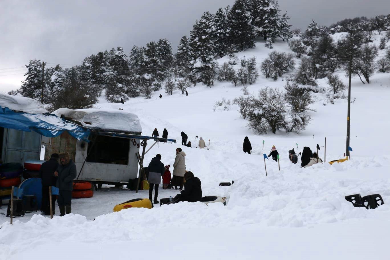 Abant’ta köylülerin hazırladığı pistte çocuklar şambrelle kaydı
