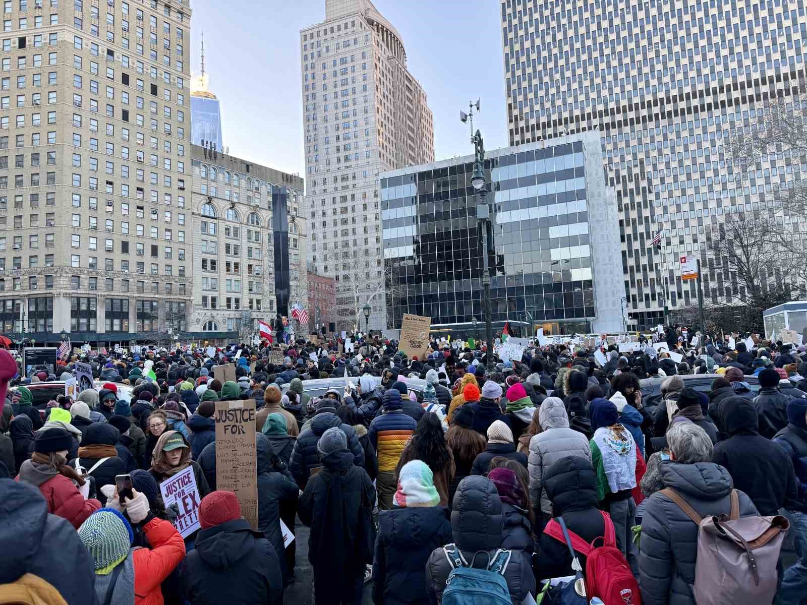 ABD genelinde Trump yönetimine karşı "ulusal kapanma" protestoları
ABD genelinde Trump yönetimine karşı "ulusal kapanma" protestoları