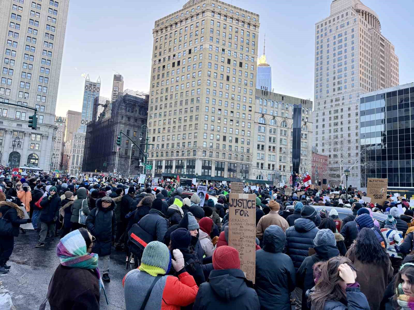 ABD genelinde Trump yönetimine karşı "ulusal kapanma" protestoları
ABD genelinde Trump yönetimine karşı "ulusal kapanma" protestoları