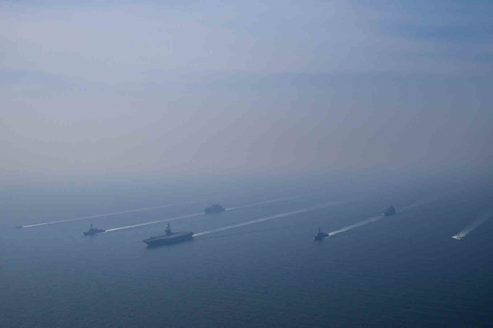 ABD ordusu, Umman Denizi’ndeki uçak gemisi grubunun fotoğraflarını paylaştı
