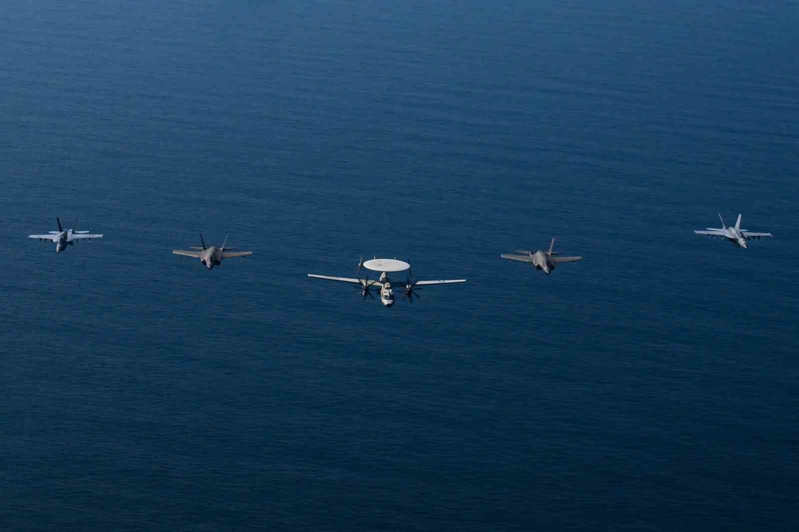 ABD ordusu, Umman Denizi’ndeki uçak gemisi grubunun fotoğraflarını paylaştı
