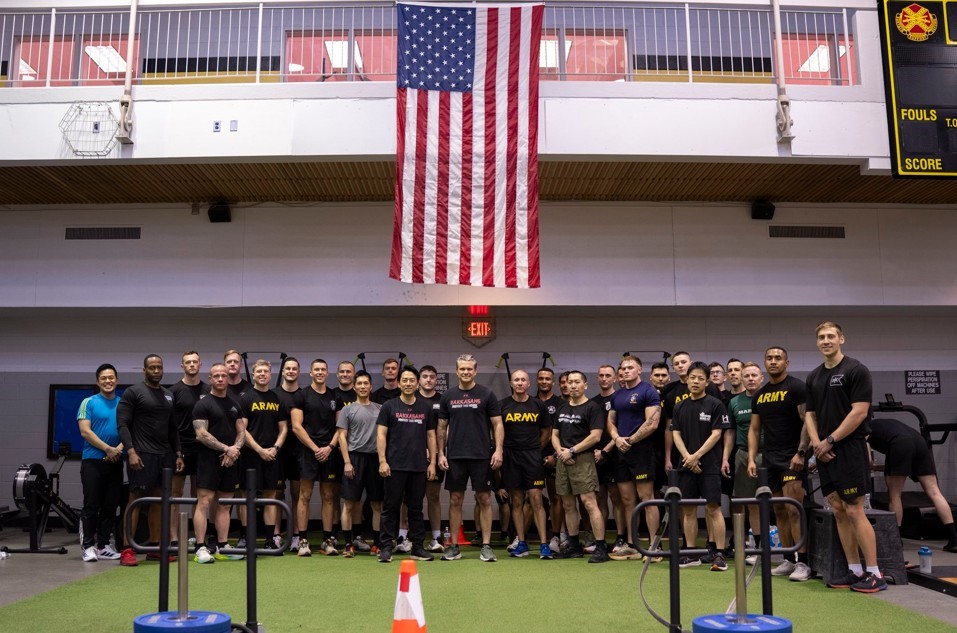 ABD Savunma Bakanı Hegseth ve Japon mevkidaşı Koizumi, askeri üste spor yaptı
