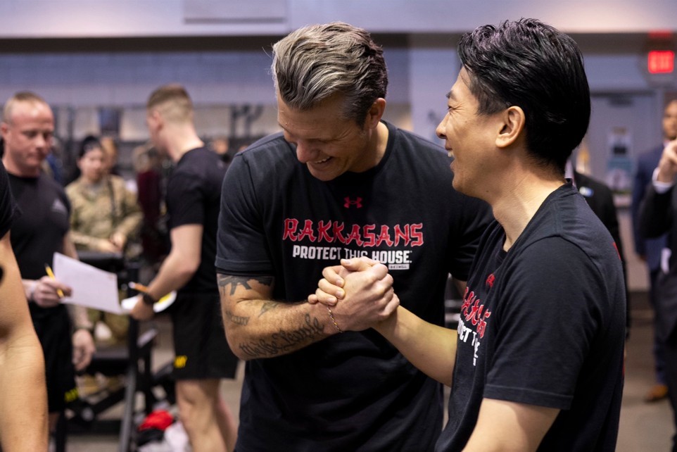 ABD Savunma Bakanı Hegseth ve Japon mevkidaşı Koizumi, askeri üste spor yaptı
