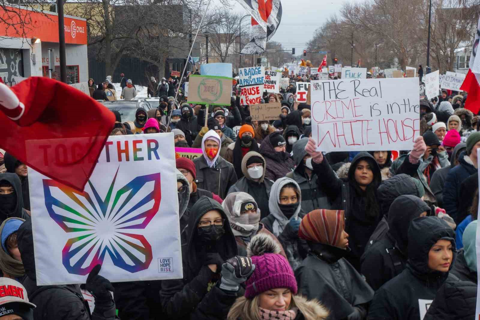 ABD’de binlerce kişi ICE’i protesto etmek için sokaklarda
ABD’de binlerce kişi ICE’i protesto etmek için sokaklarda