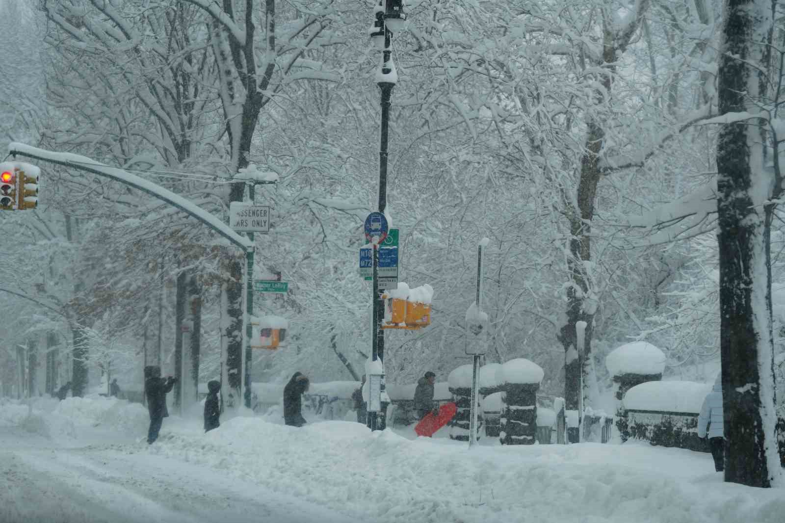 ABD’de kar fırtınası hayatı durma noktasına getirdi
ABD’de kar fırtınası hayatı durma noktasına getirdi