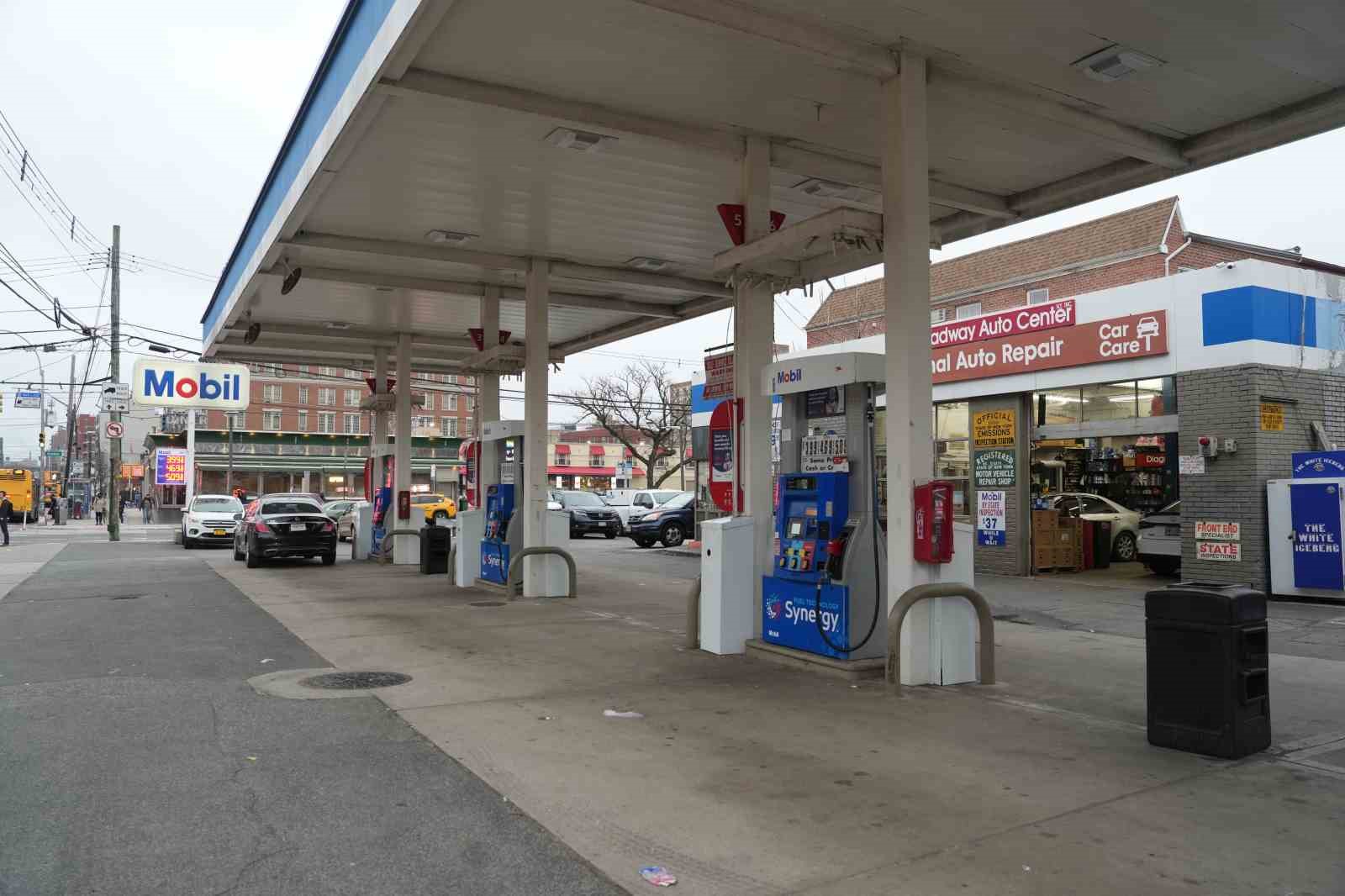 ABD’de ortalama benzin fiyatı 2022’den bu yana ilk kez 4 doların üzerinde
