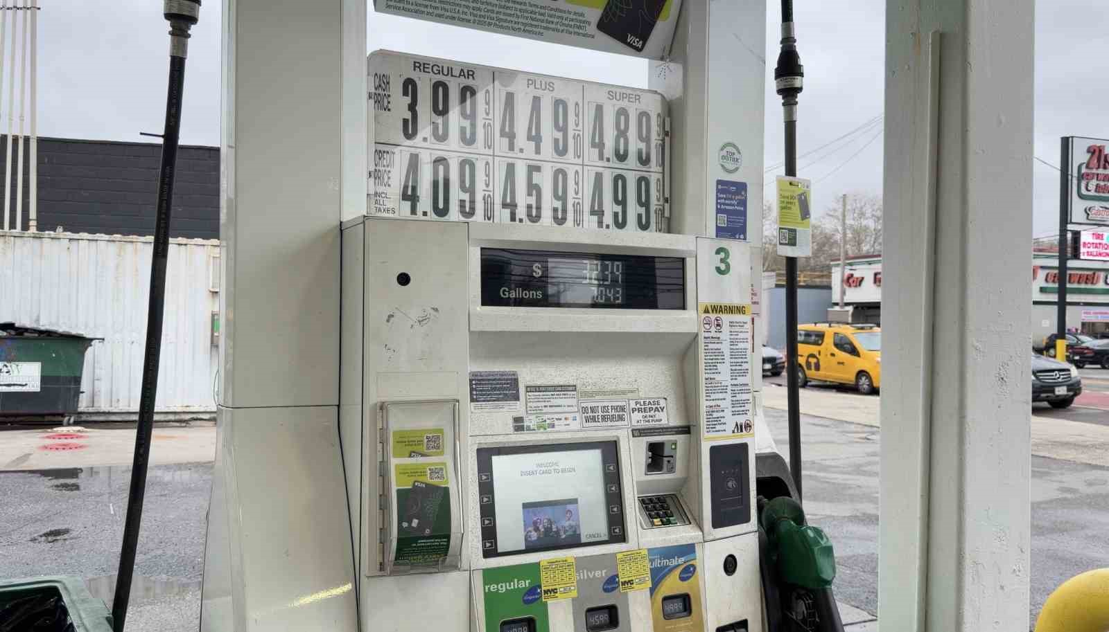 ABD’de ortalama benzin fiyatı 2022’den bu yana ilk kez 4 doların üzerinde
