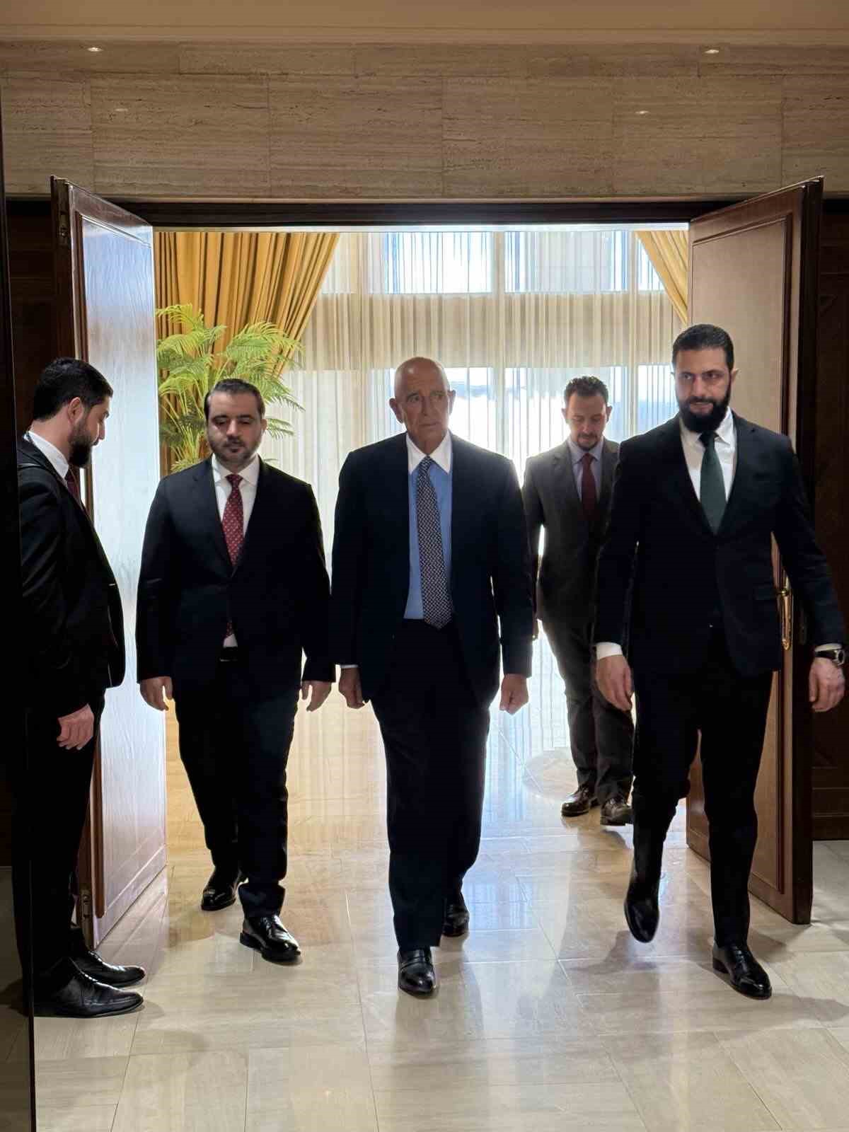 ABD’nin Ankara Büyükelçisi Barrack: "Trump, bu anı yeni bir Suriye için ‘dönüm noktası’ olarak görüyor"
ABD’nin Ankara Büyükelçisi Barrack: "Trump, bu anı yeni bir Suriye için ‘dönüm noktası’ olarak görüyor"