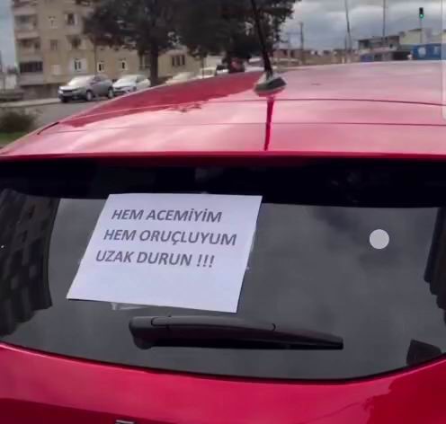 Acemi sürücüden trafikte ’ilginç’ önlem
