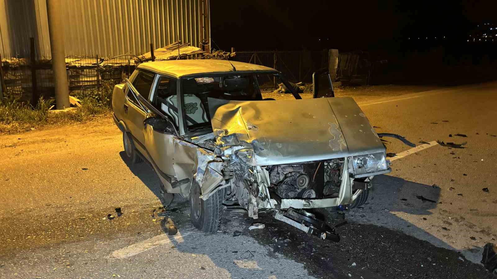 Acı kaza güvenlik kamerasına yansıdı; otomobille çarpışan motosiklet sürücüsü metrelerce havaya uçtu
