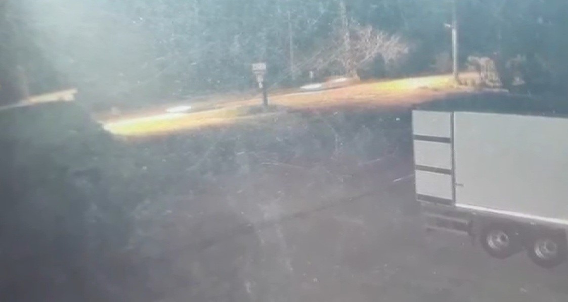 Acı kaza güvenlik kamerasına yansıdı; otomobille çarpışan motosiklet sürücüsü metrelerce havaya uçtu
