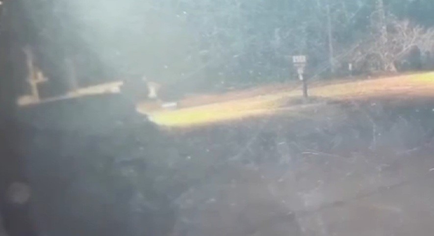 Acı kaza güvenlik kamerasına yansıdı; otomobille çarpışan motosiklet sürücüsü metrelerce havaya uçtu
