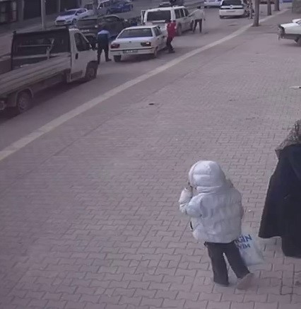 Açılan araç kapısı kazaya neden oldu
