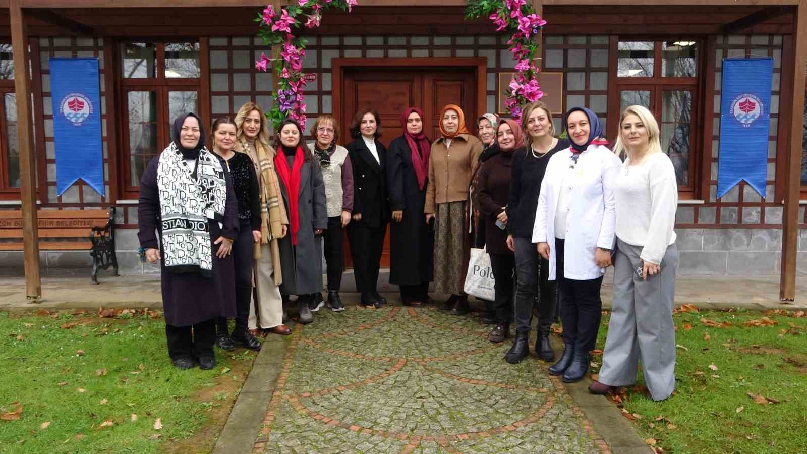 Acılarını üreterek unutuyorlar
