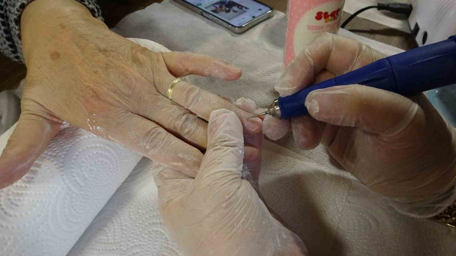 Acılarını üreterek unutuyorlar
