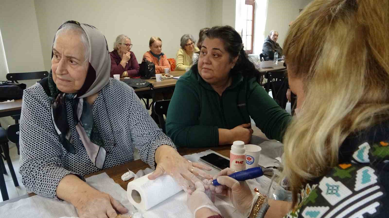 Acılarını üreterek unutuyorlar

