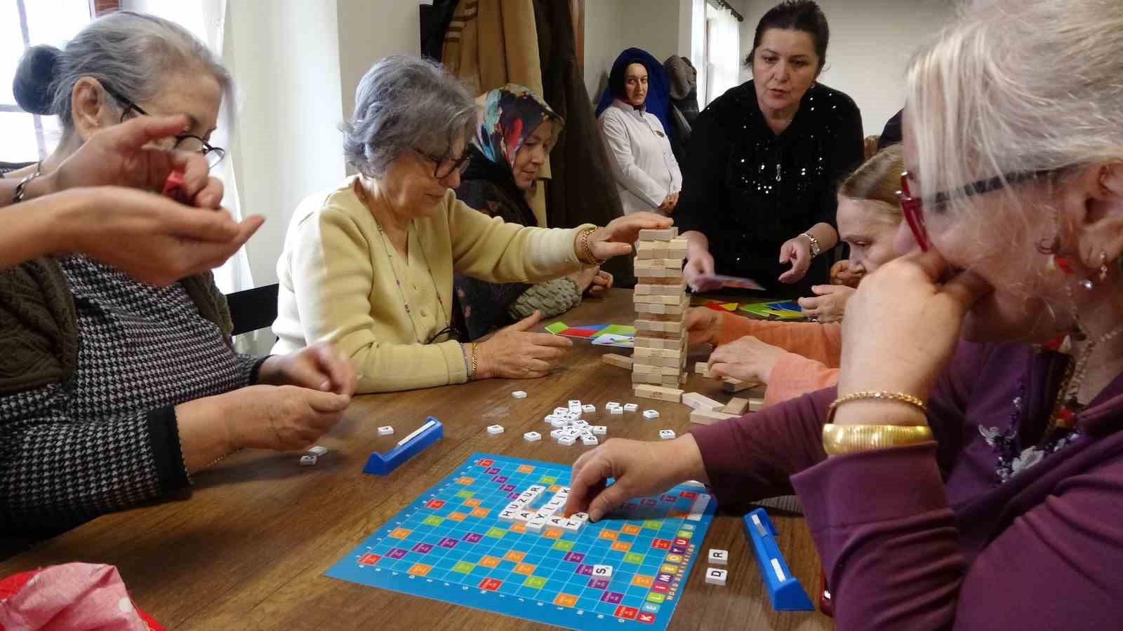 Acılarını üreterek unutuyorlar
