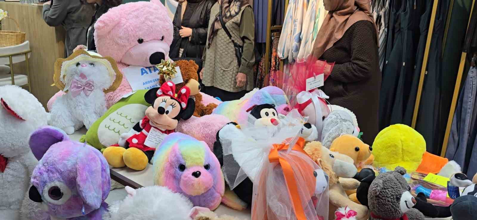 "Açılışa kuruyacak çiçeklerle değil çocukları sevindirecek oyuncaklarla gelin" çağrısı
