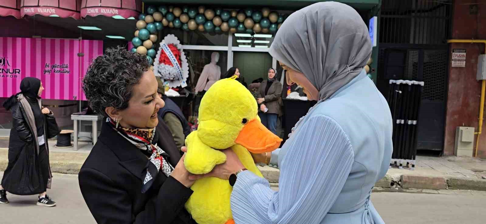 "Açılışa kuruyacak çiçeklerle değil çocukları sevindirecek oyuncaklarla gelin" çağrısı
