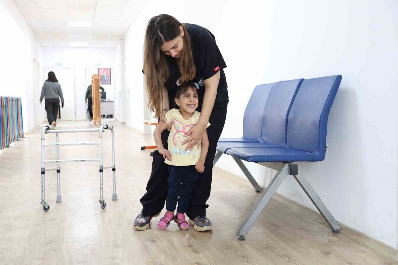 Ada Su’nun 2 yıl süren fizik tedaviyle ilk adımlarını atması yürekleri ısıttı
