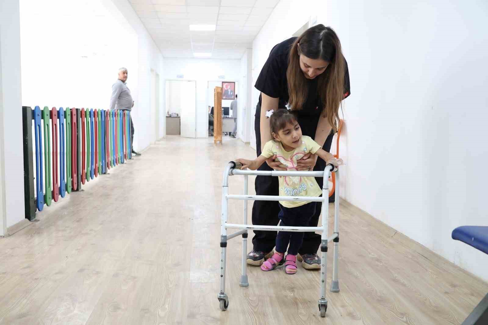 Ada Su’nun 2 yıl süren fizik tedaviyle ilk adımlarını atması yürekleri ısıttı
