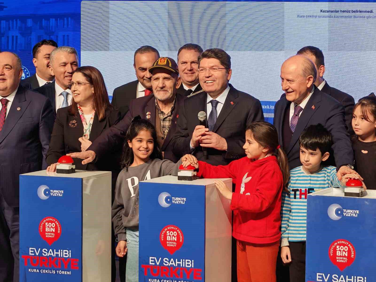 Adalet Bakanı Yılmaz Tunç, memleketinde TOKİ kurasına katıldı
