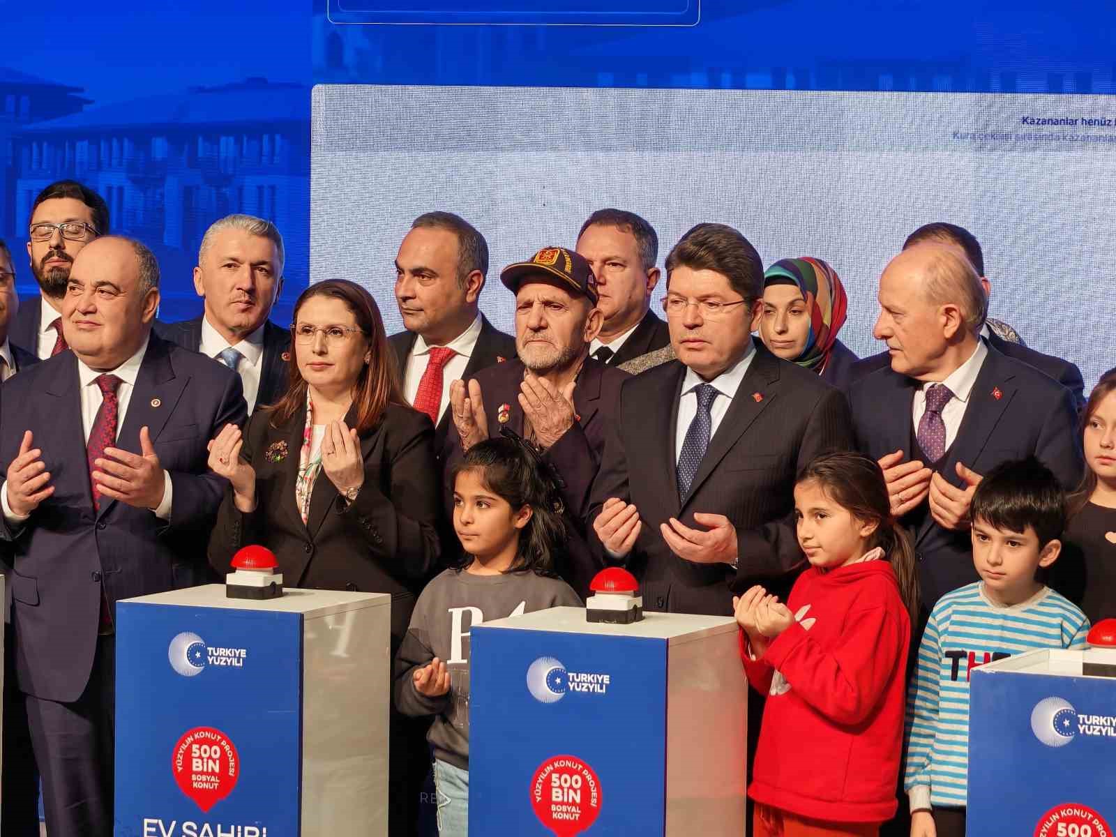 Adalet Bakanı Yılmaz Tunç, memleketinde TOKİ kurasına katıldı
