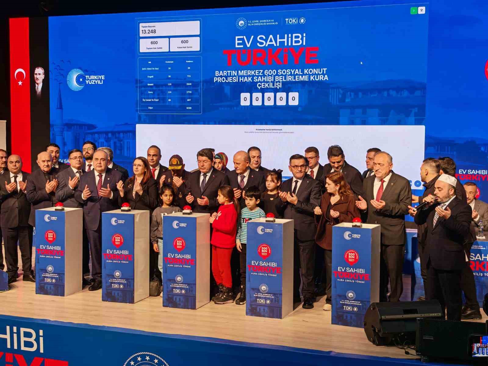 Adalet Bakanı Yılmaz Tunç, memleketinde TOKİ kurasına katıldı
