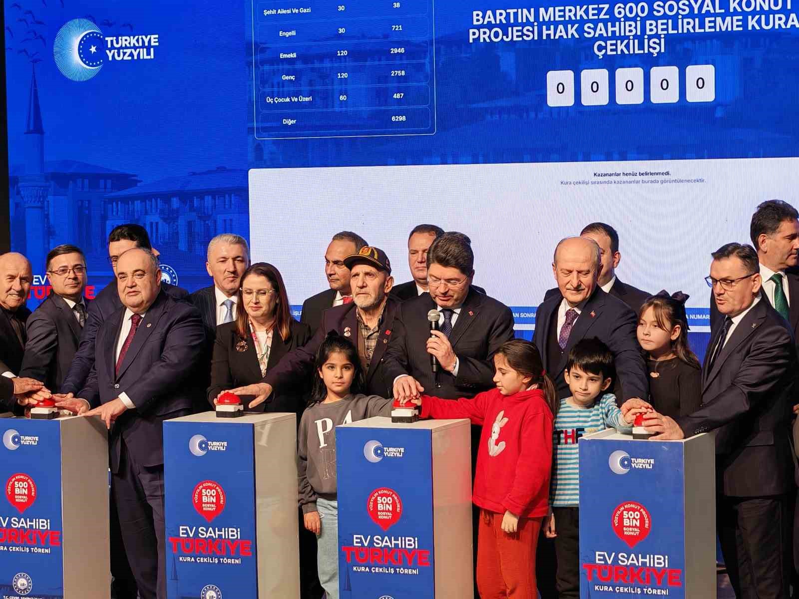 Adalet Bakanı Yılmaz Tunç, memleketinde TOKİ kurasına katıldı
