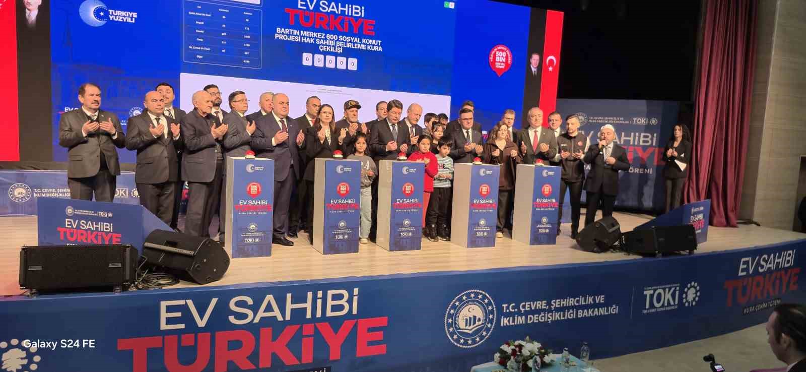 Adalet Bakanı Yılmaz Tunç, memleketinde TOKİ kurasına katıldı
