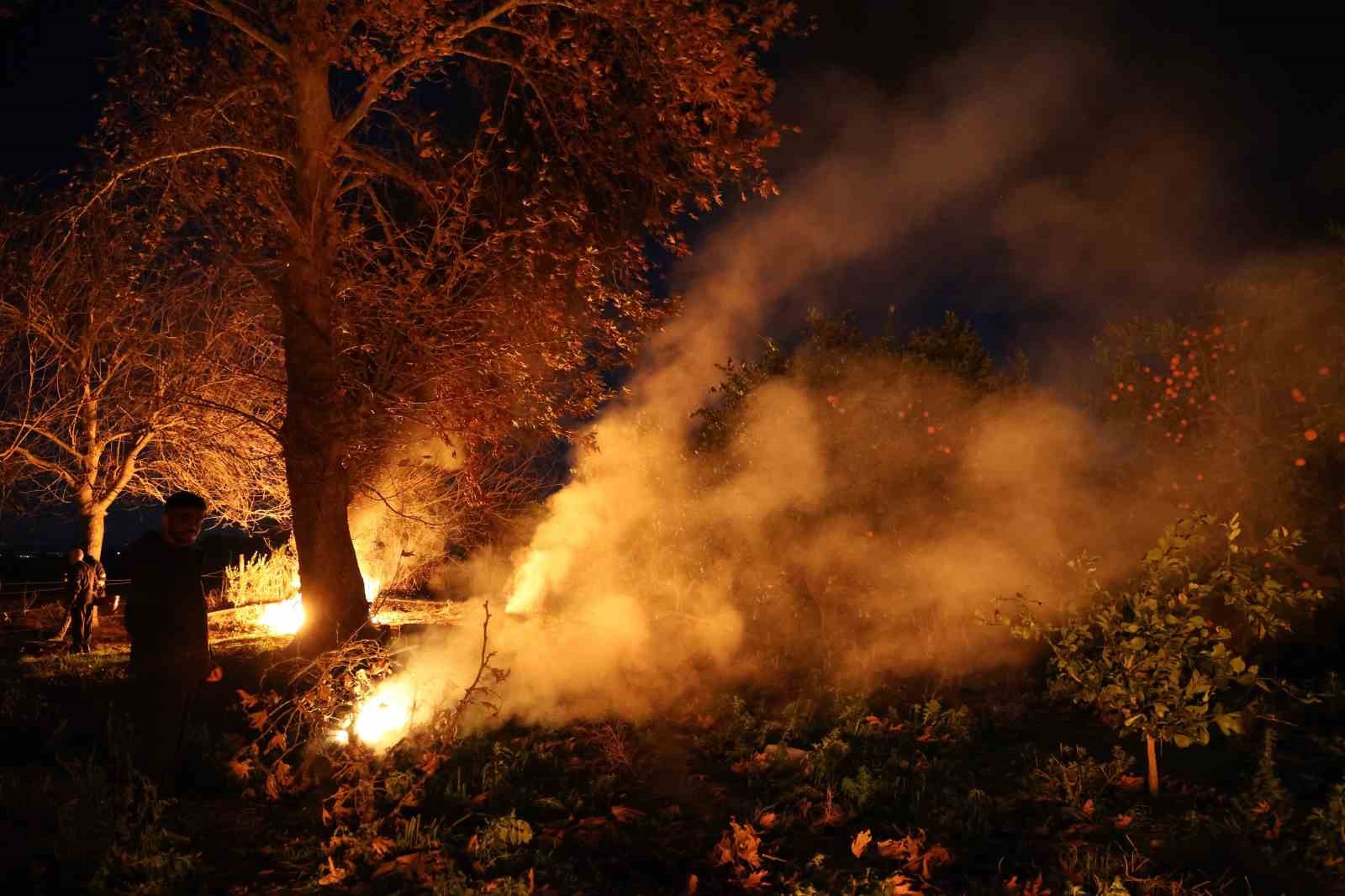 Adana eksiyi gördü, bahçelerde sazlı sözlü zirai don nöbeti tutuldu
Adana eksiyi gördü, bahçelerde sazlı sözlü zirai don nöbeti tutuldu