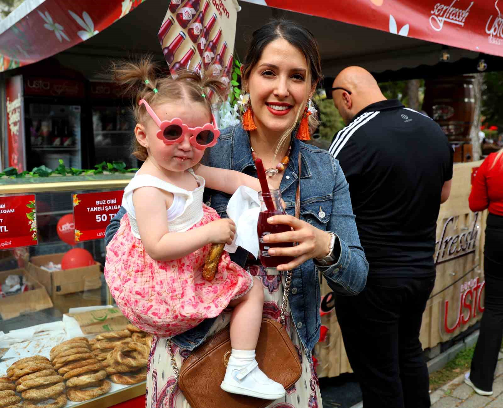 Adana şalgamı, karnavalda damakları şenlendiriyor
